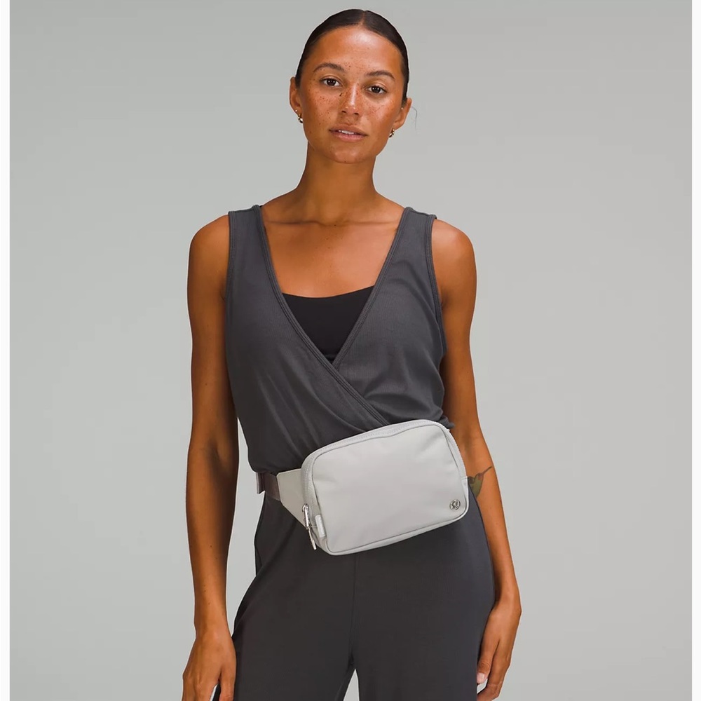NWT Large Everywhere Belt Bag in Silver Drop! - Picture 6 of 10